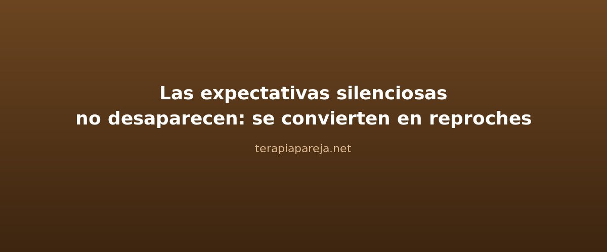Pareja hablando con calma sobre lo que esperan el uno del otro en la relación