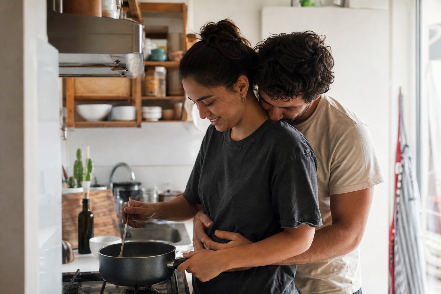 Pareja compartiendo un momento de cercanía cotidiana en la cocina, gesto de afecto no sexual