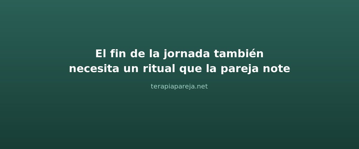 Pareja que acaba su jornada laboral y ritualiza el final del trabajo en casa